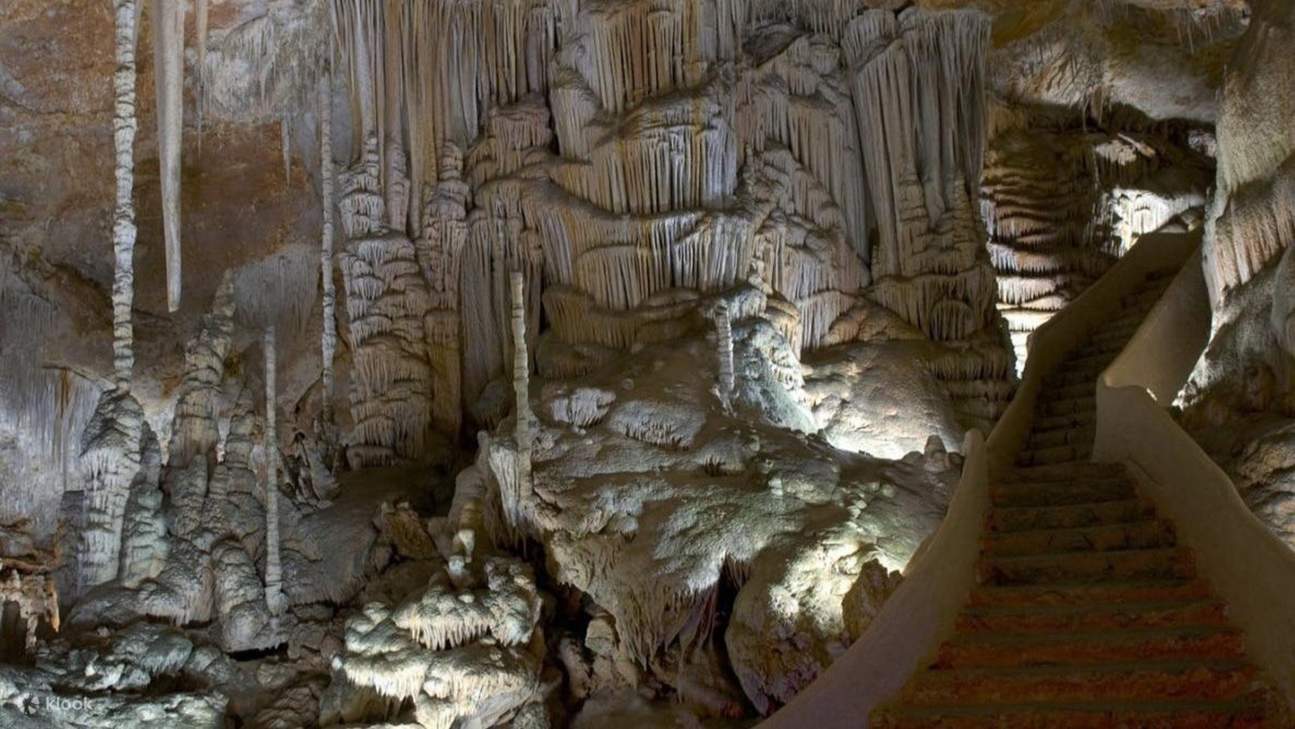 驚歎於迷人的坎帕內特巖洞中錯綜複雜而精緻的天然雕塑
