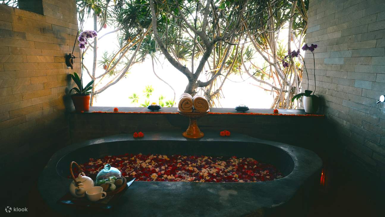 Disfrute de una serie de tratamientos relajantes con vista al mar en uno de los mejores spas en Jembrana, Bali.