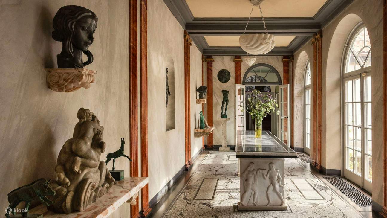 探索精致的内部空间，这里充满了古典雕塑和优雅的艺术展示品
