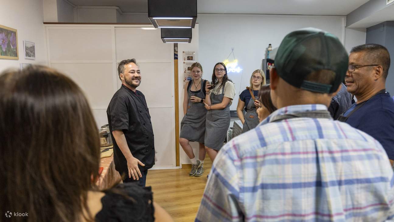 Alami keseronokan mempelajari paella daripada cef tempatan dalam suasana berkumpulan yang menyeronokkan