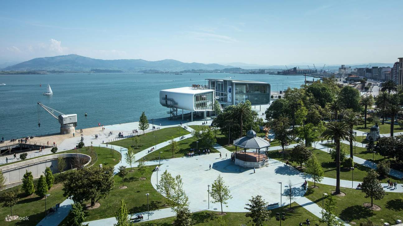 Entra in un centro culturale ricco di mostre d'arte moderna e contemporanea