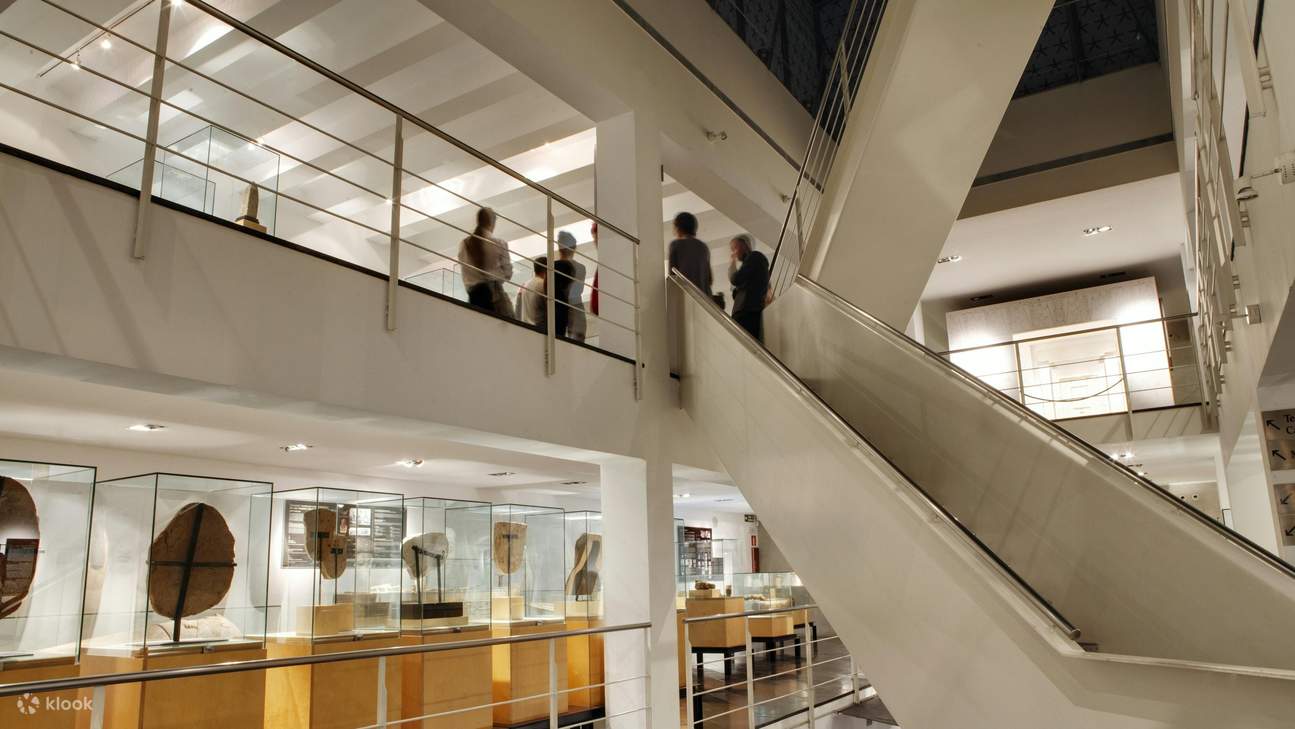 Dạo bước qua các khu trưng bày nhiều tầng của Bảo tàng Ai Cập Barcelona và khám phá bộ sưu tập hiện vật ấn tượng của bảo tàng.