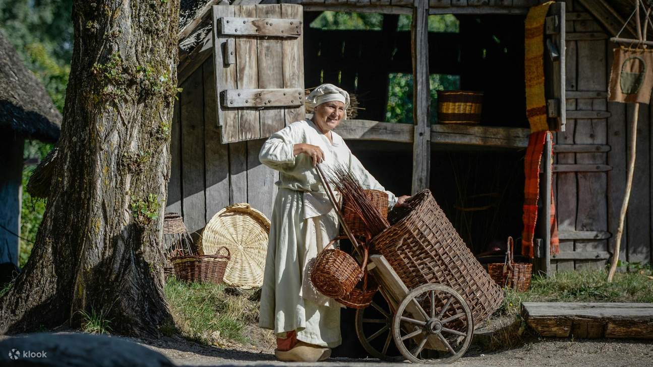 Jelajahi suasana pasar bersejarah dan temukan kecerdikan masyarakat masa lalu
