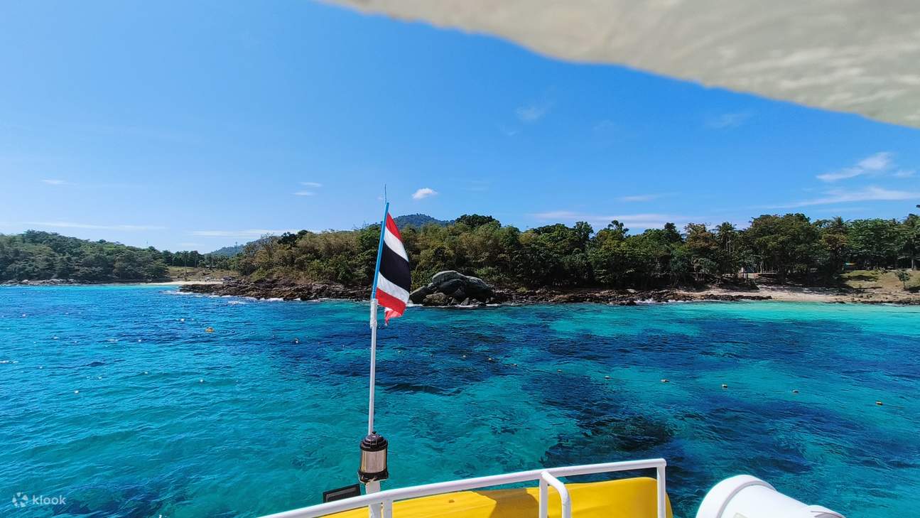 Entourant d'eau claire