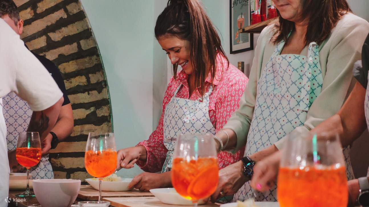 Détendez-vous en savourant d'excellentes boissons, de bons plats et une compagnie encore meilleure.