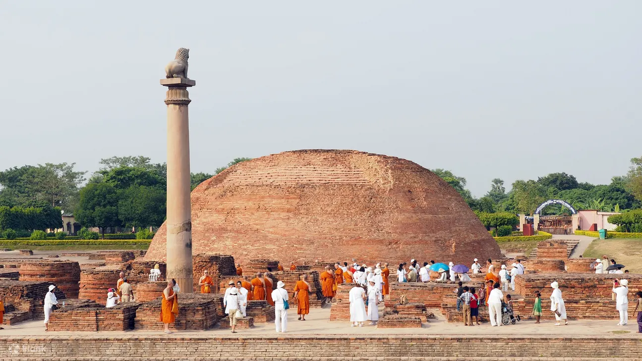 VAISHALI, INDIA - 阿育王柱，該柱子位於庫塔加拉薩拉精舍。