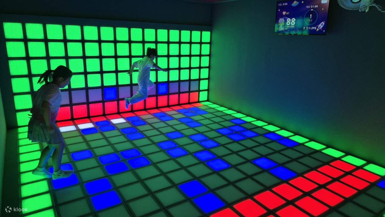 LED stepping & wall touch game as a team or battle mode - Klook