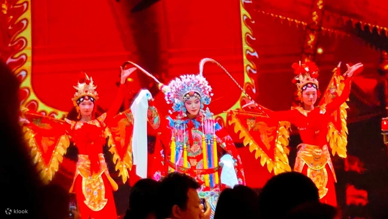 The opening Rainbow Dress Dance features dancers with flowing sleeves and graceful figures, resembling celestial maidens stepping out of murals; there are also programs such as Emperor Wu's ascension to the throne, envoys from the Western Regions presenti
