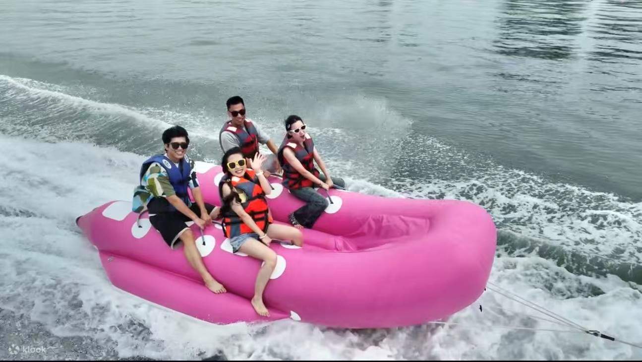 Bietet Platz für mehrere Personen und wird von einem Motorboot auf dem Meer gezogen. Wenn das Motorboot beschleunigt oder abbiegt, schaukelt das Bananenboot auf dem Meer hin und her und kann sogar ins Wasser geschleudert werden, was für Nervenkitzel und S