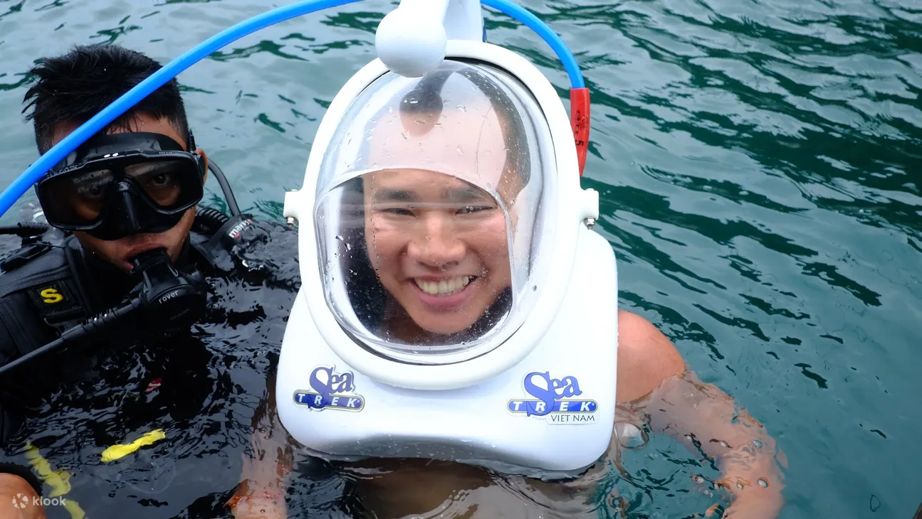 魅力岛海上行走头盔的女孩