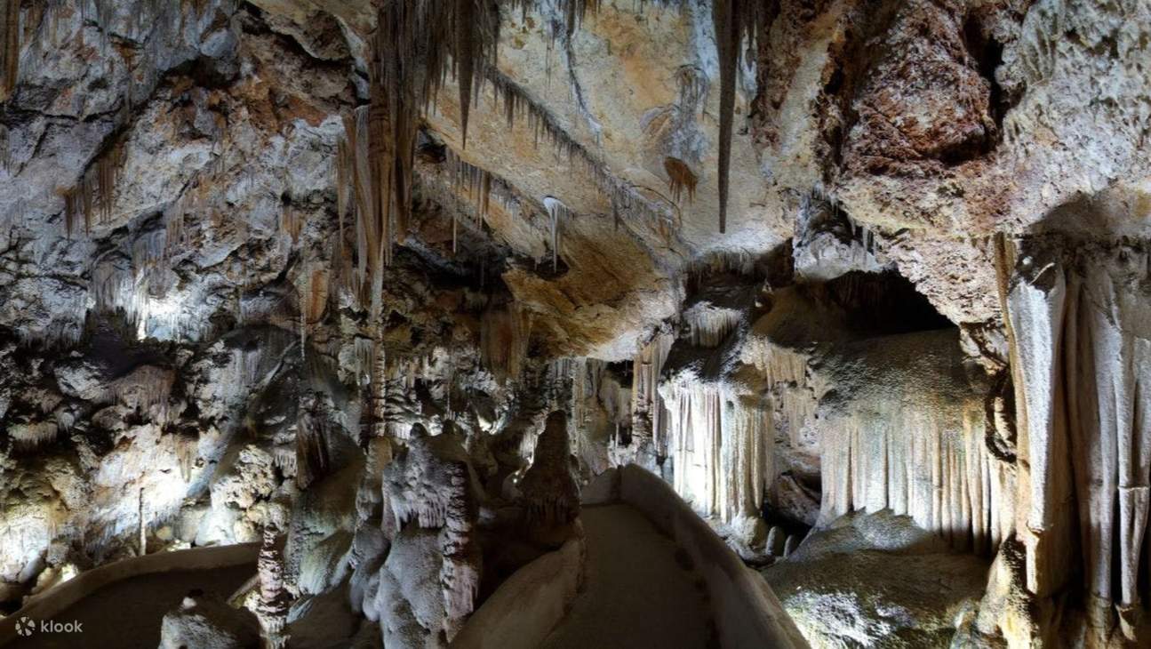 沿著燈火通明的道路，探索坎帕內特洞穴的深處，揭開一個隱藏的世界