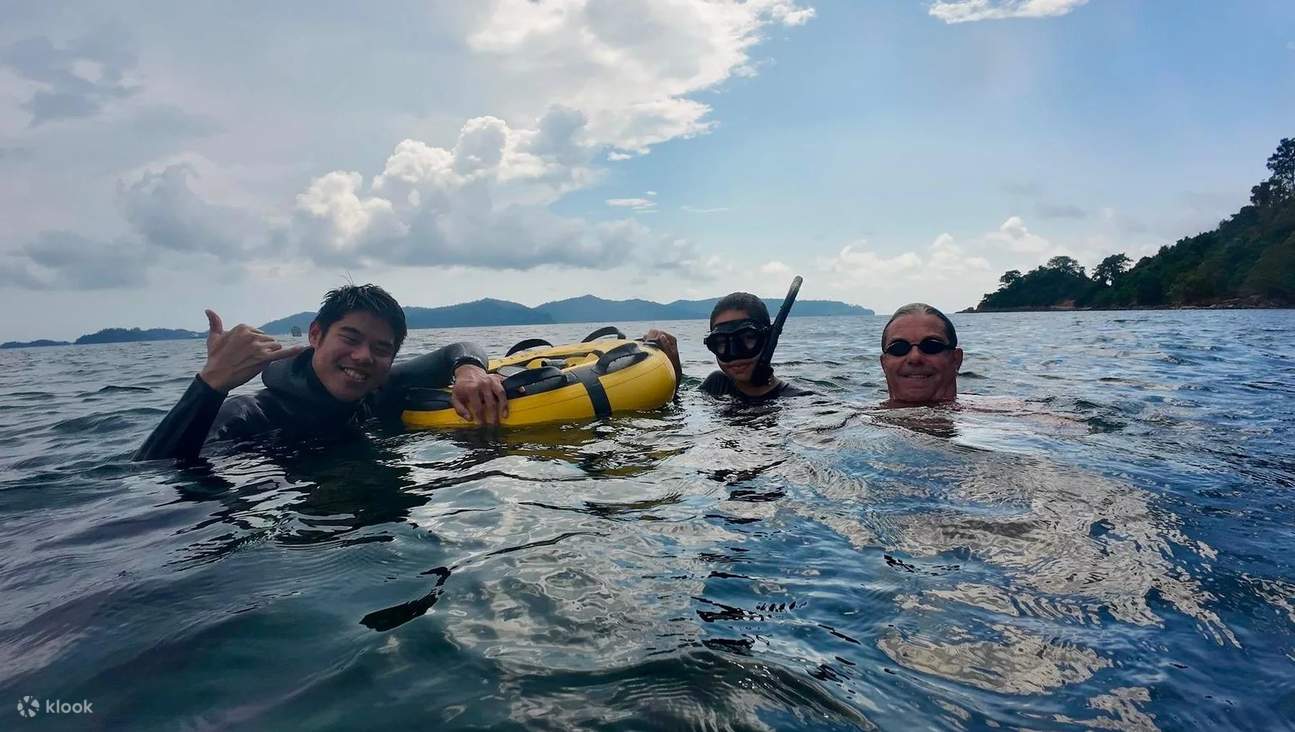 満面の笑みと大きな夢を胸に、フリーダイバーたちが青い海へ飛び込みます。