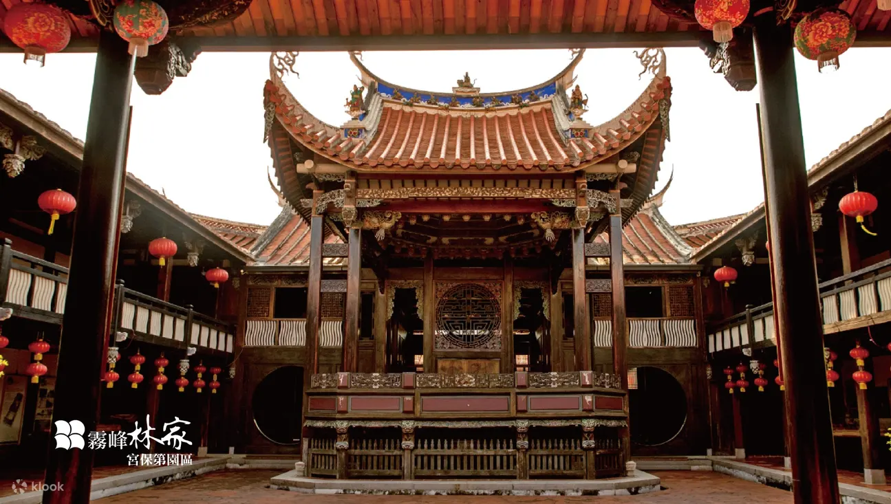 大花厅：雾峰林家宅园下厝建筑群之一，五开间三落格局，福州式戏台与特色卷棚作法，为全台唯一，因其八角藻井中雕琢有花中之王牡丹，具丰腴之姿、富贵姿态，于顶心明镜位置盛开，有花开富贵之意，因而取名「大花厅」