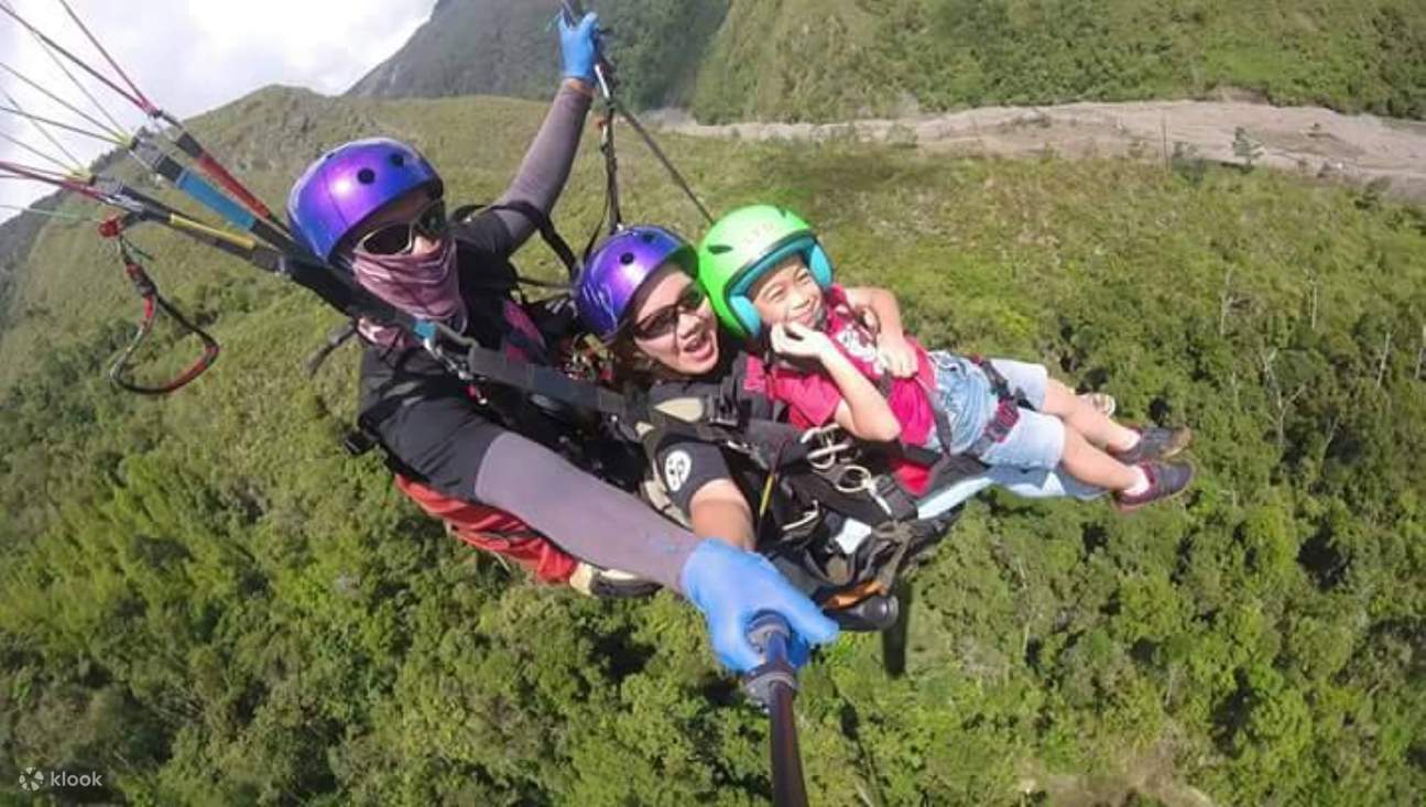 Lihat Sabah dari atas saat Anda mengikuti pengalaman paralayang di Ranau ini!