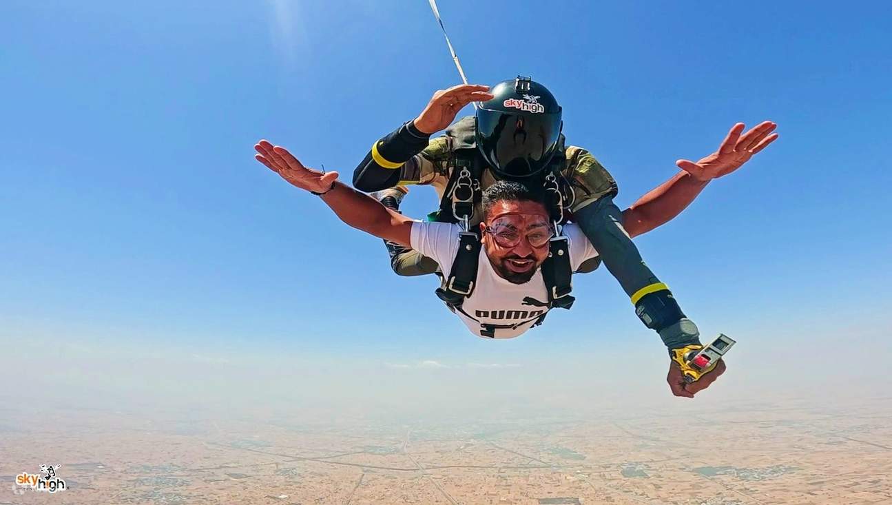 インドでのスカイダイビング