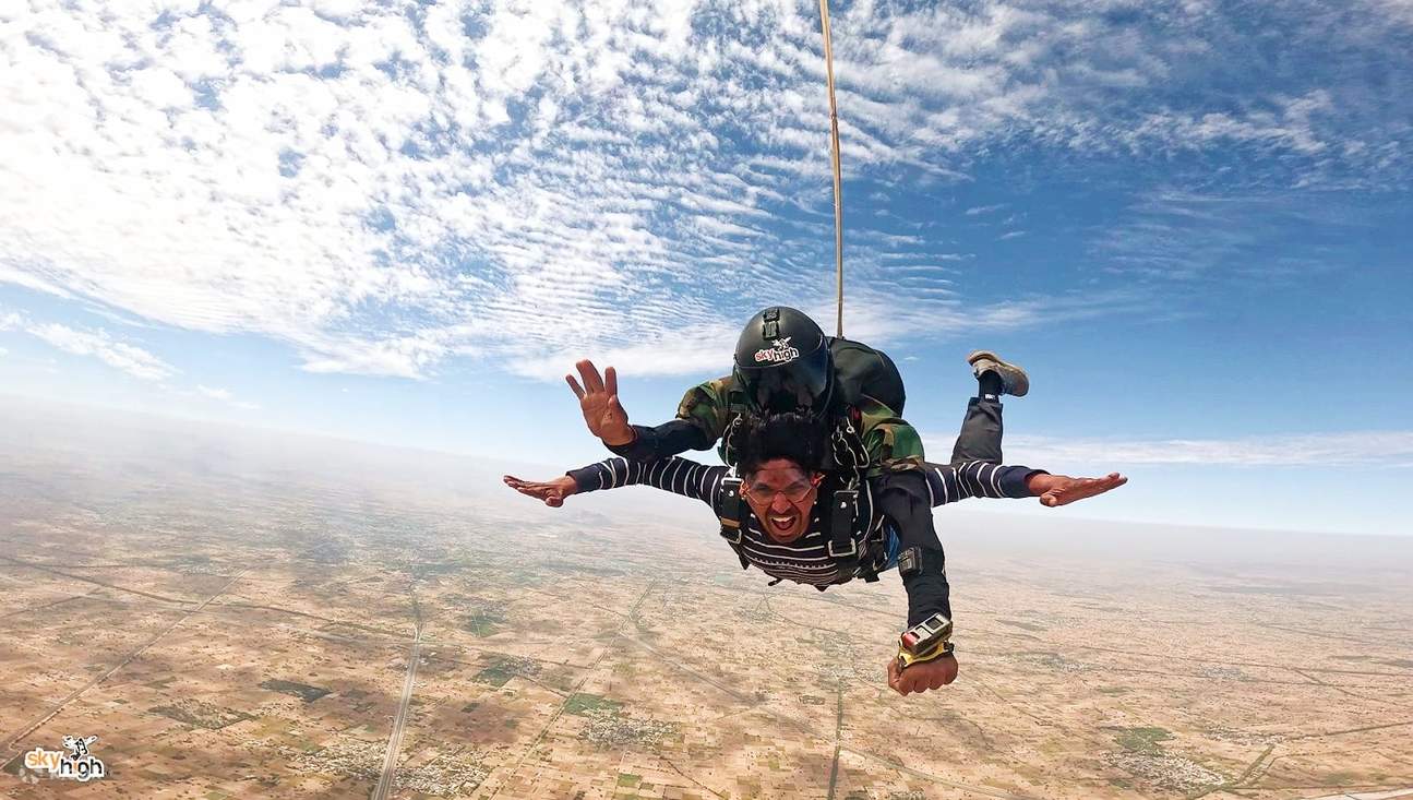 インドでのスカイダイビング