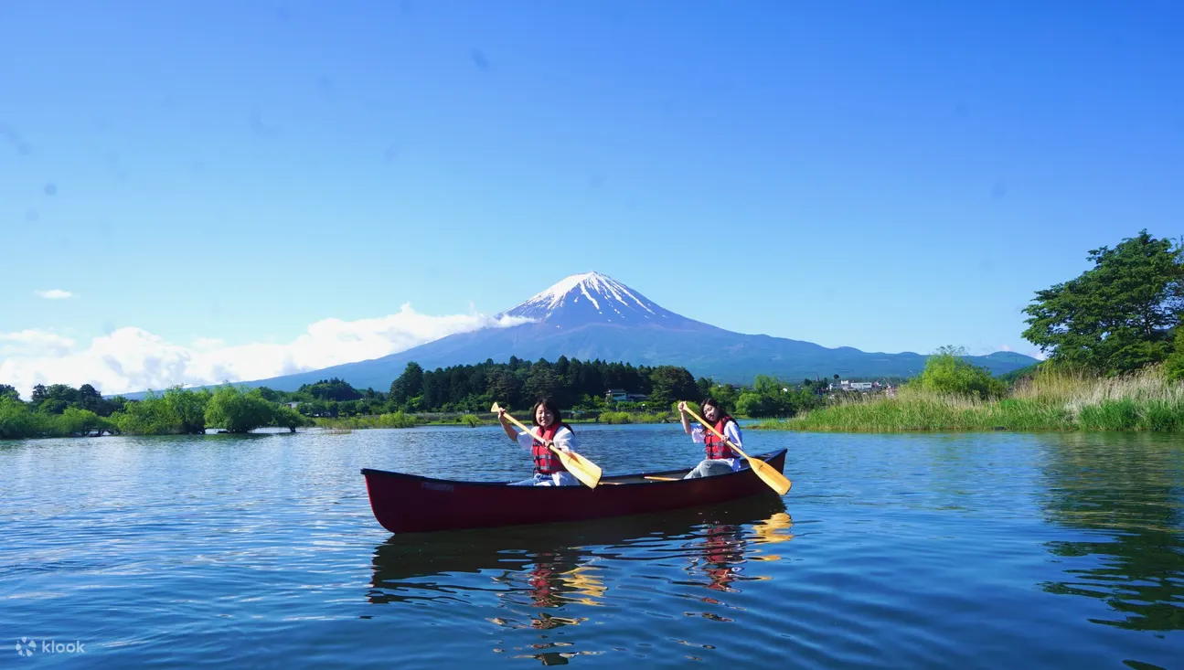 阳光明媚的日子，一边眺望富士山，一边悠闲地在湖边漫步。