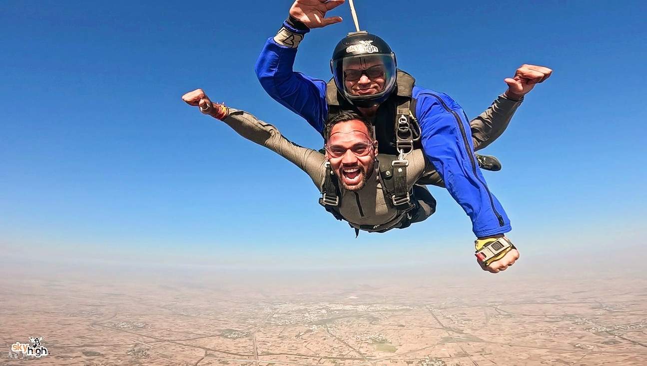 インドでのスカイダイビング