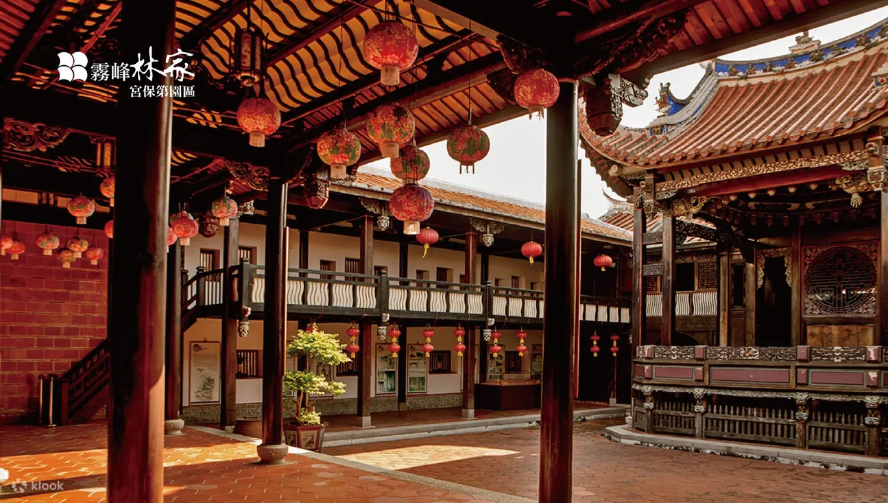 大花厅：第三落及观戏楼 - 光绪十六年 (1890)起建，光绪二十年(1894)竣工，林朝栋任抚垦局局长时，因军事会议及公共宴席使用需求而兴建之，更是林家宴客与看戏空间，当时还有专属戏班，如同现今「招待所」、「私人歌剧院」，系雾峰林家鼎盛时期象征