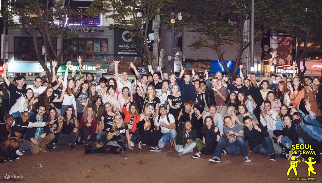 foto di gruppo fuori dal bar e dal club