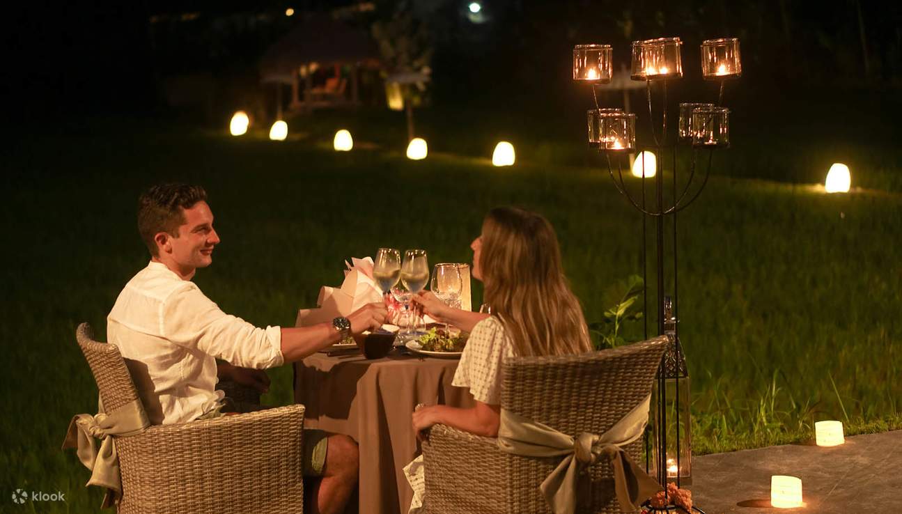 pengalaman makan malam romantis