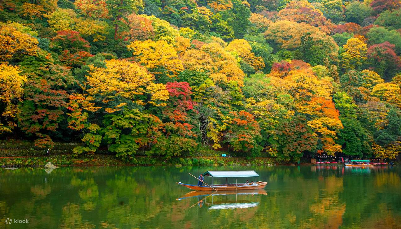 Khung cảnh tuyệt đẹp của những tán lá mùa thu phản chiếu trên dòng sông ở Arashiyama, Kyoto