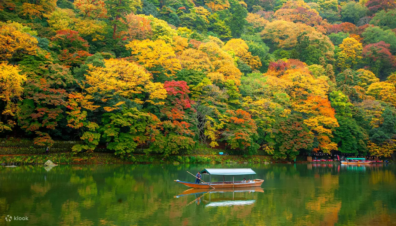 京都岚山秋叶映照河面的美景