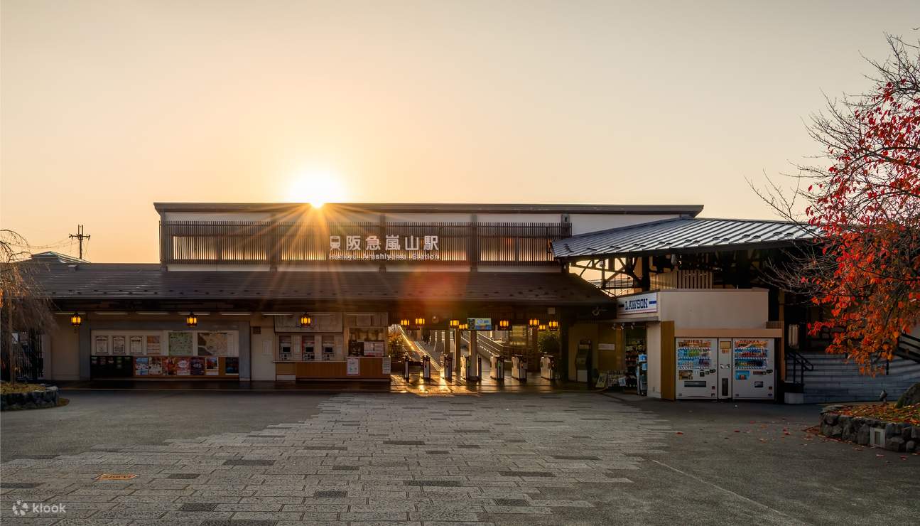 Станция Ханкю Арасияма на закате с яркой осенней листвой