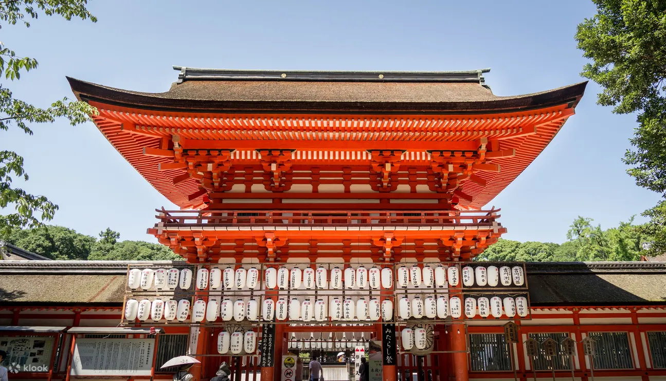 下鸭神社是京都最古老的神道教神社之一，坐落在宁静的树林中。
