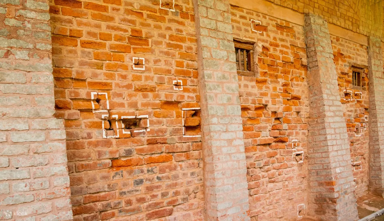 贾利安瓦拉巴格 (Jallianwala Bagh) 墙上的弹痕。