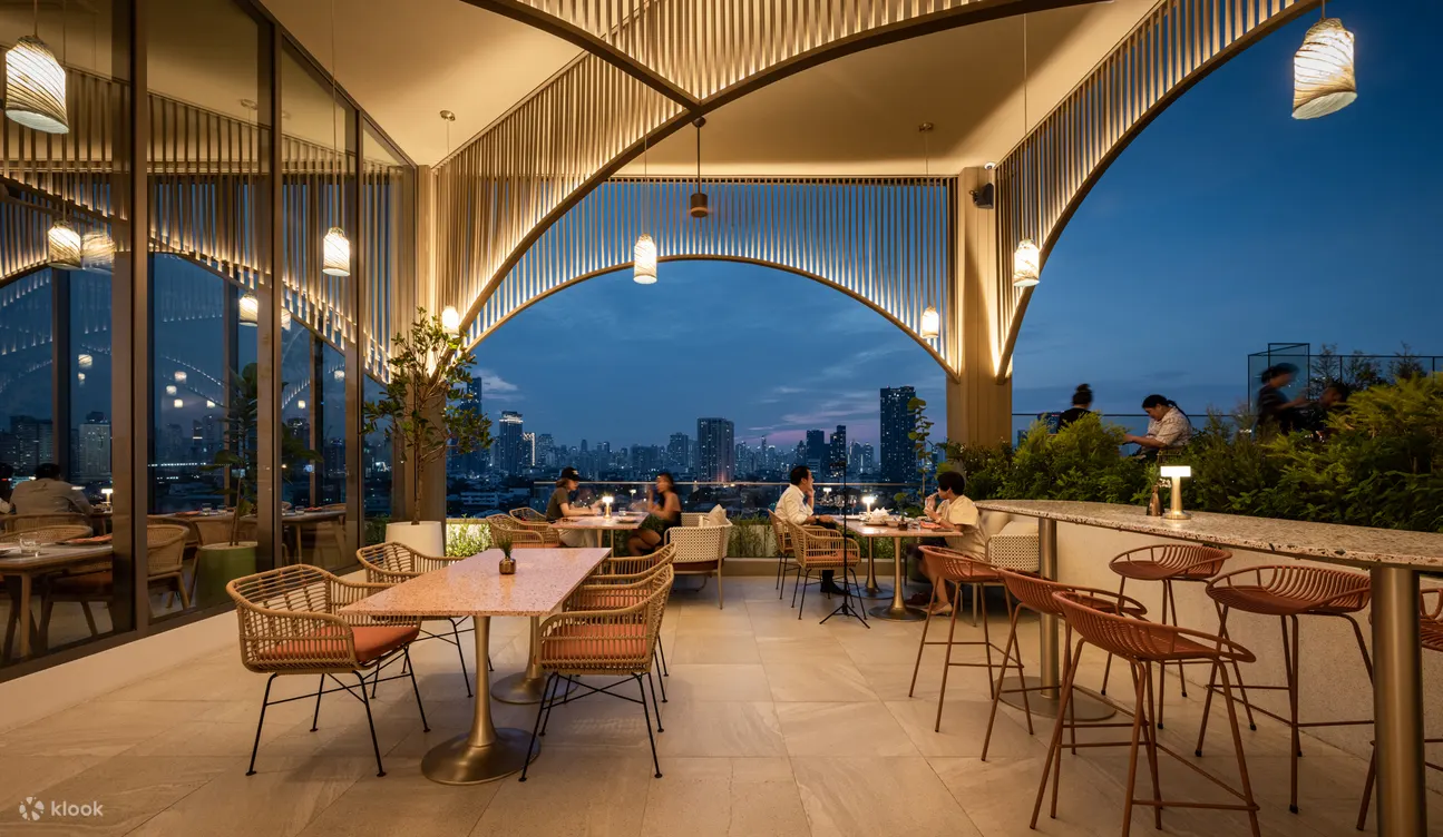 SOL 和 LUNA BKK 屋顶
