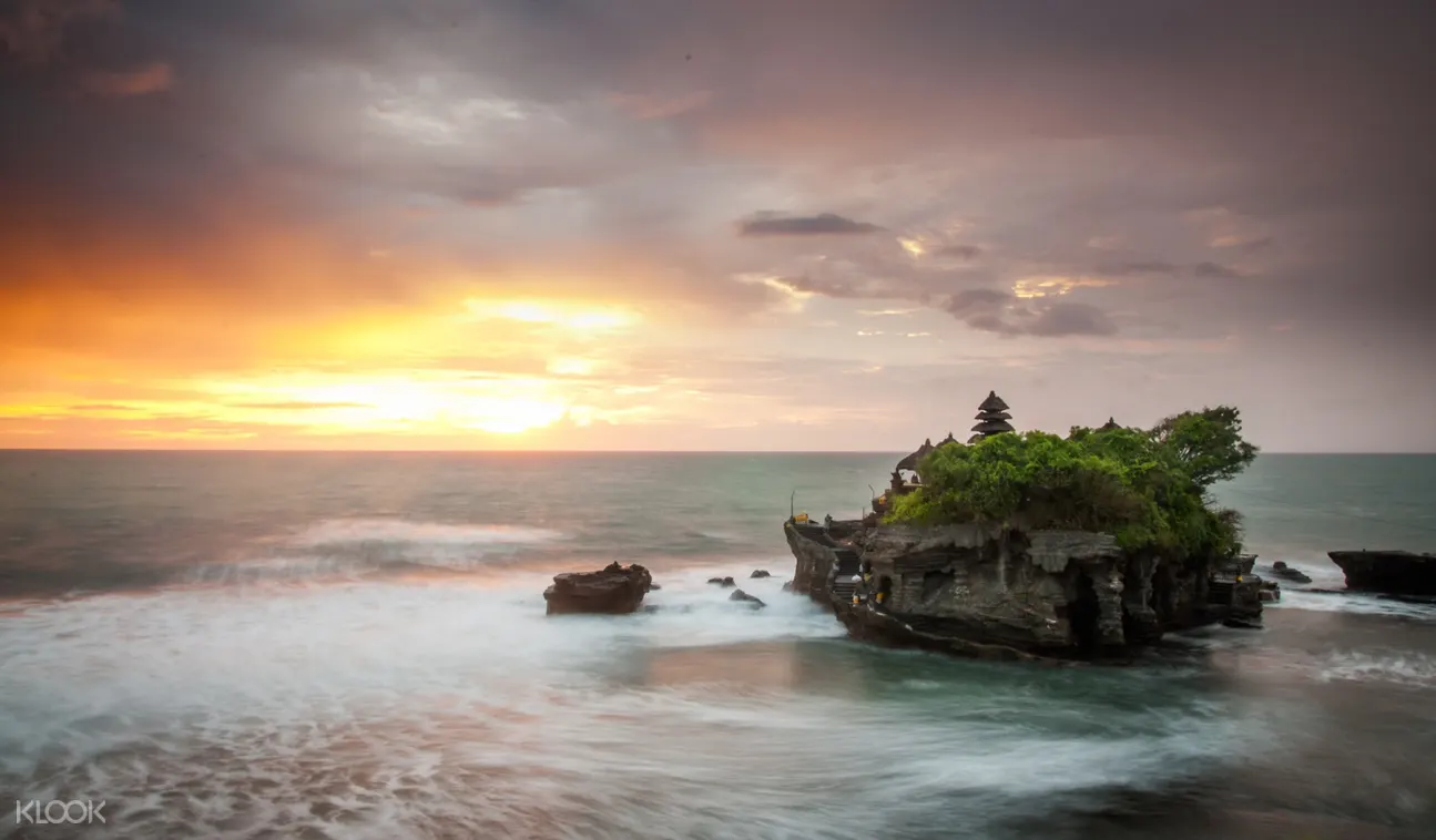 tanah lot temple sunset