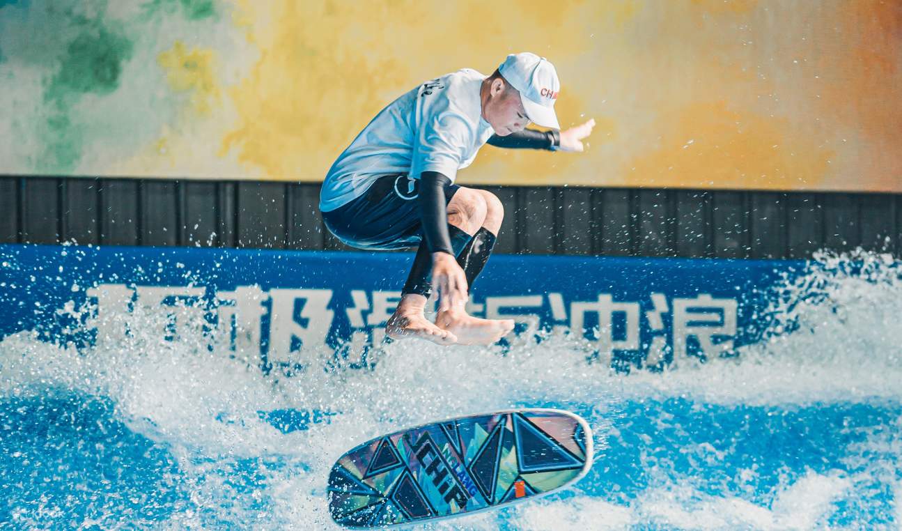 深セン FlowLife Tuoji 屋内スケートボードとサーフィン クラブ体験 | Klook