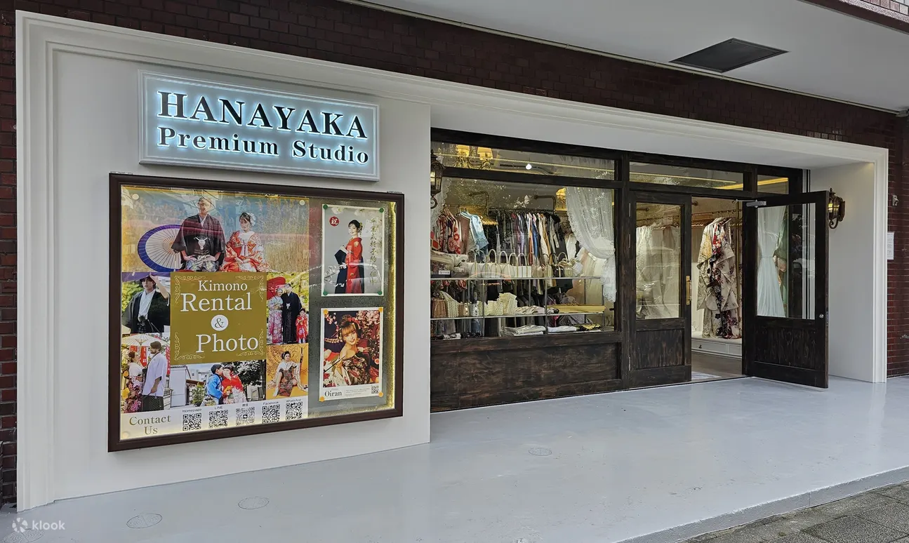 这是商店的正面。面向主要街道，交通便利。