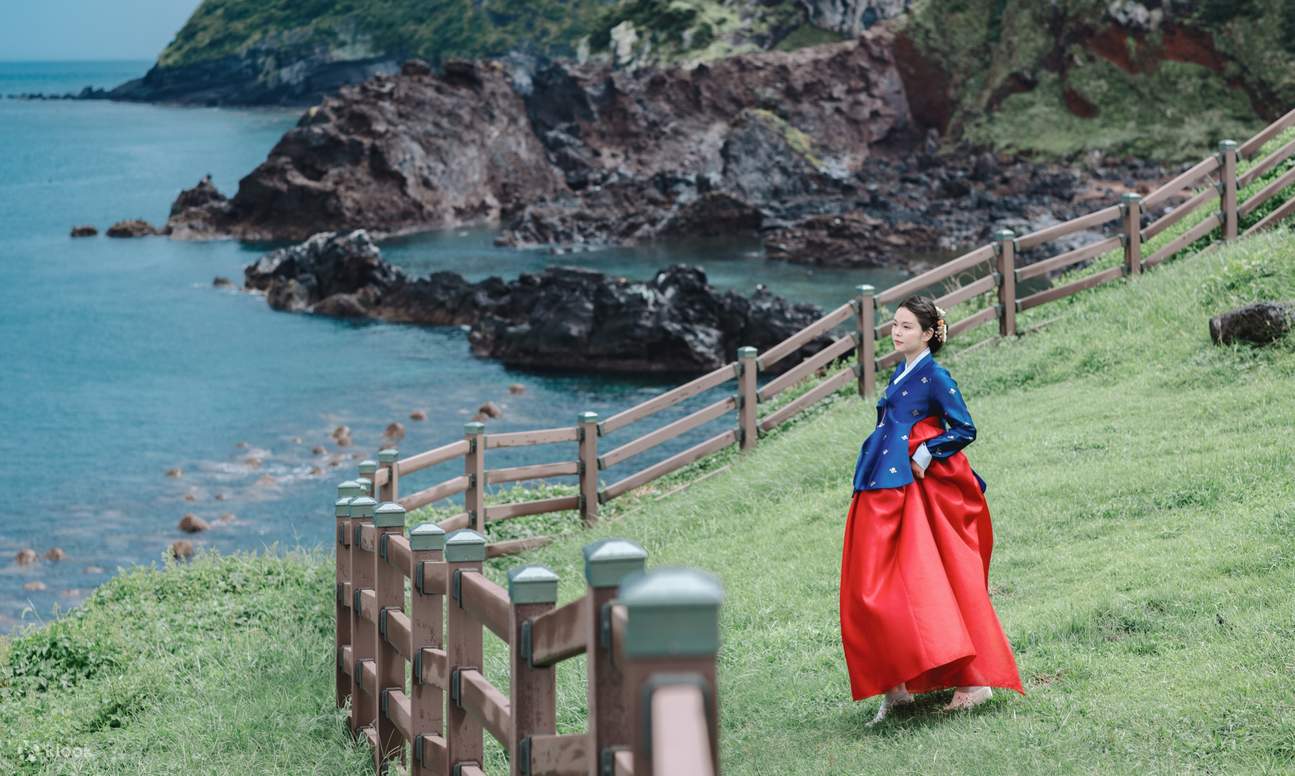 Sesión de fotos tradicional con Hanbok al aire libre en la isla de Jeju