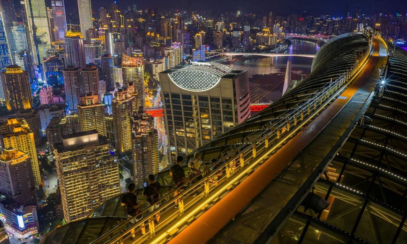 Ya sea cuando la ciudad se cubre con una suave luz dorada al amanecer, o cuando las luces de miles de hogares se entrelazan con las brillantes luces de neón al caer la noche, cada vista aquí es una impresionante obra maestra del paisaje urbano.