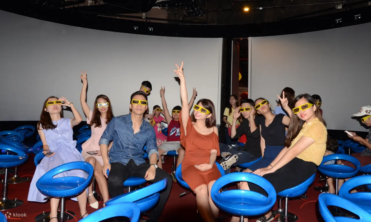 people in 12d cinema