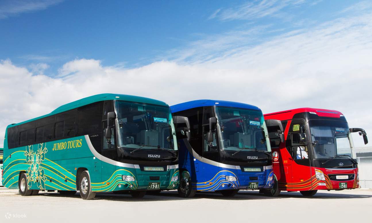 enfants faisant la queue pour le bus