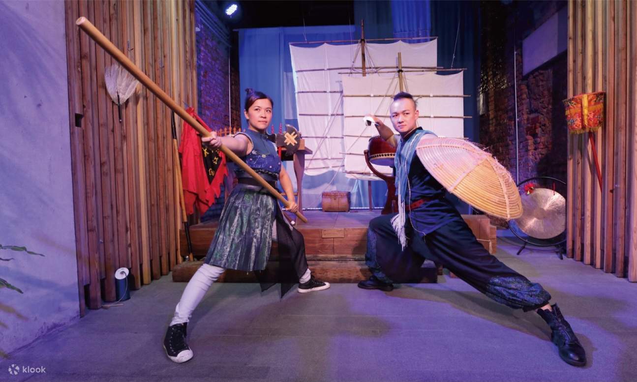 два артиста в костюмах позируют со своим реквизитом