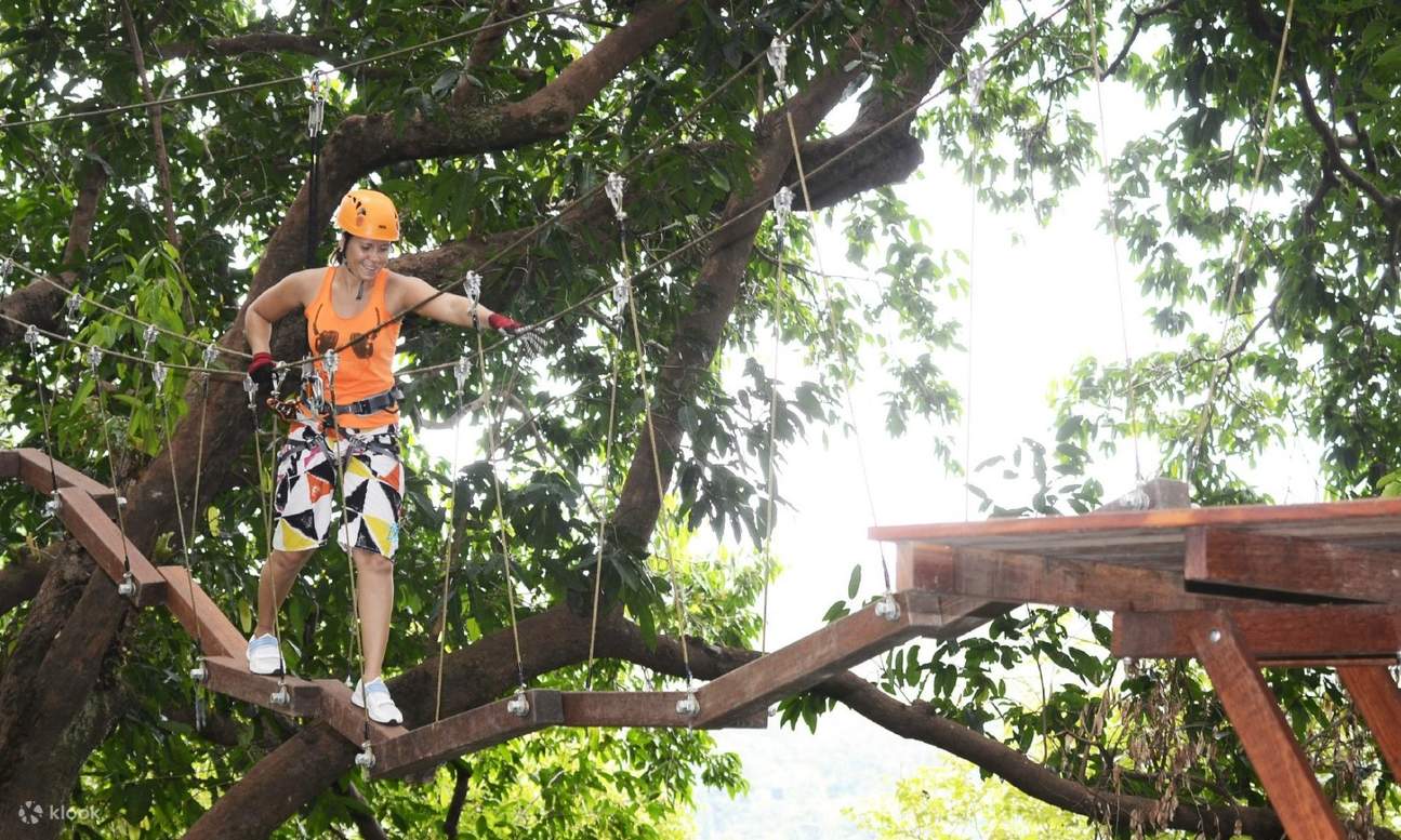 une femme traversant un parcours d'obstacles