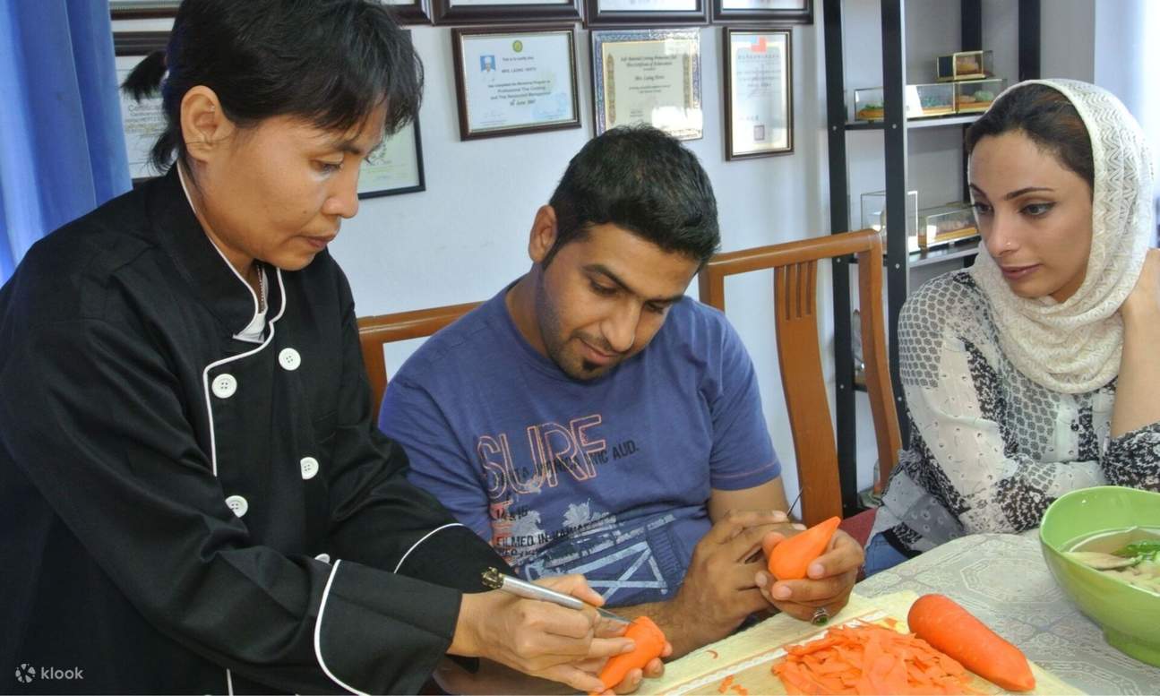 남자와 여자가 태국 조각가를 보고 있습니다.  