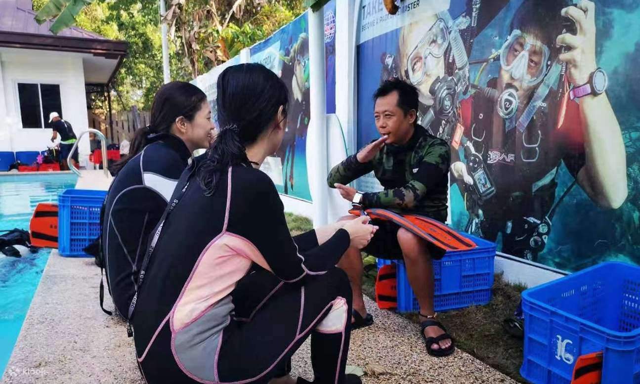 Tauchlehrer spricht mit Leuten