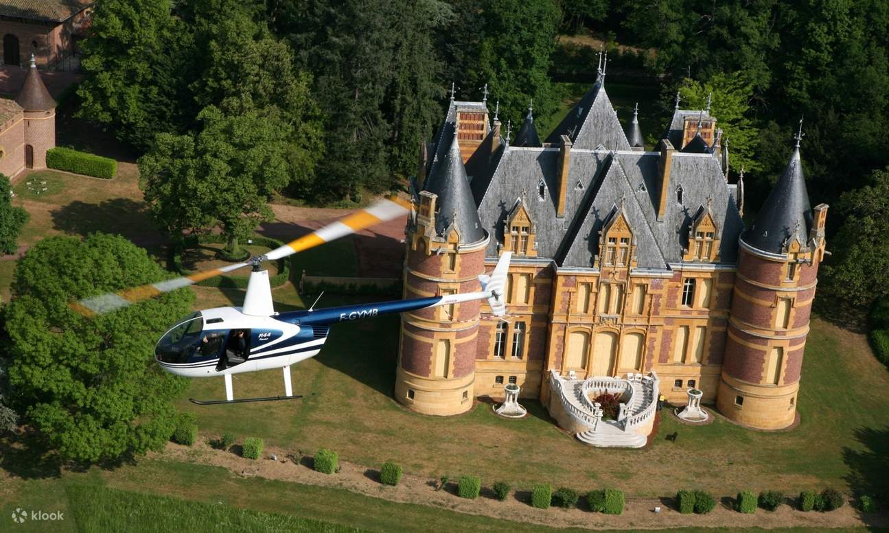 Ein Hubschrauber neben dem Beaujolais-Schloss
