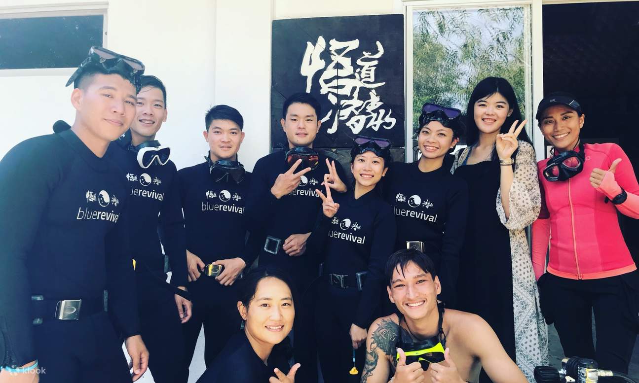 tourists taking scuba diving experience 