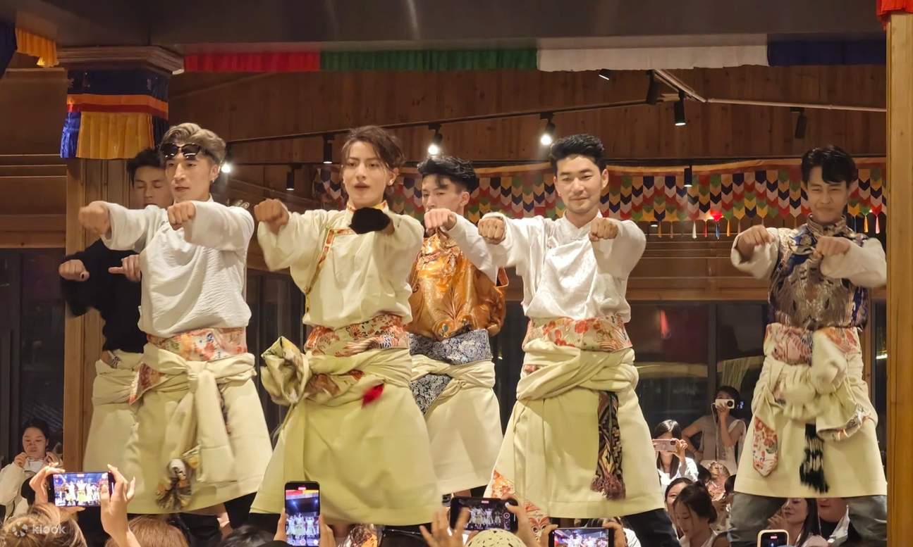 Danza etnica di grande impatto, concerti di canzoni locali con caratteristiche regionali e, in alcune repliche, esibizioni di gruppo in stile boy band e girl band.