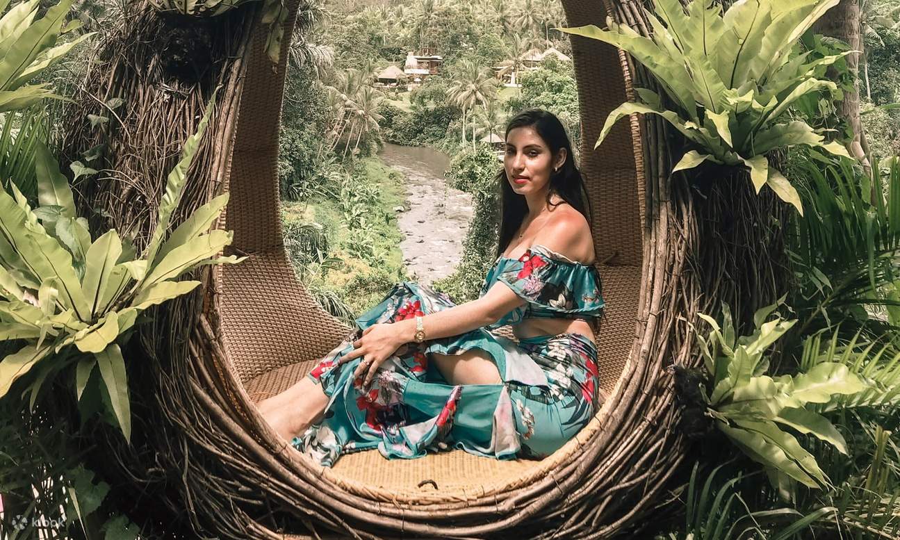 женщина внутри птичьего гнезда