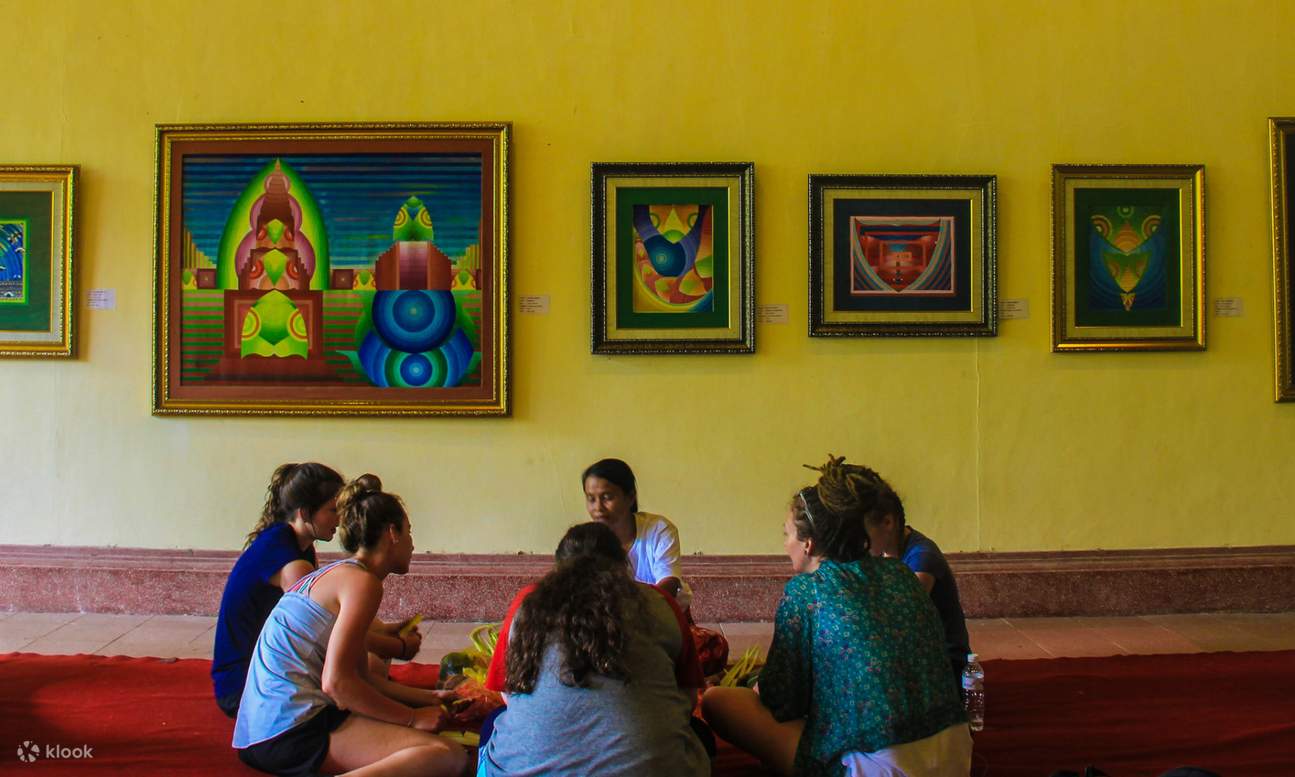 一群人在藝術品前討論