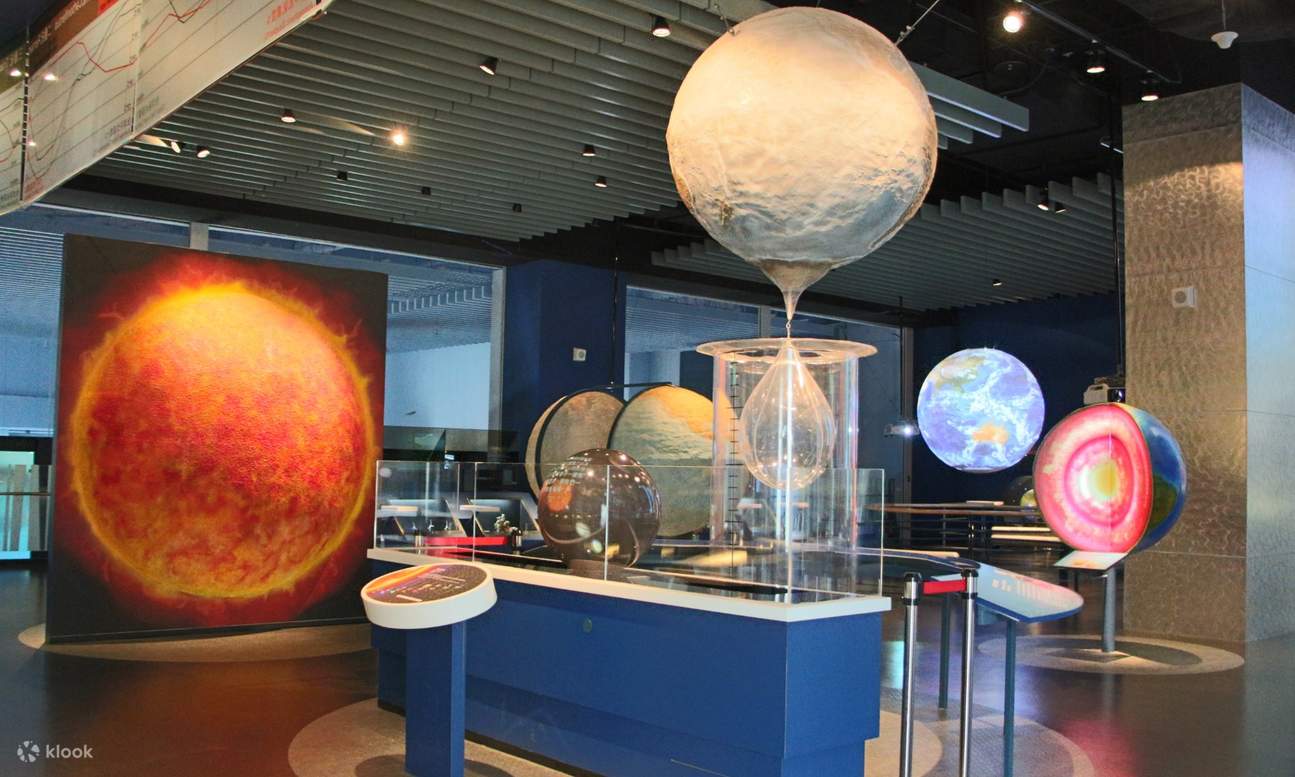 экспозиция о составе Земли и Солнца