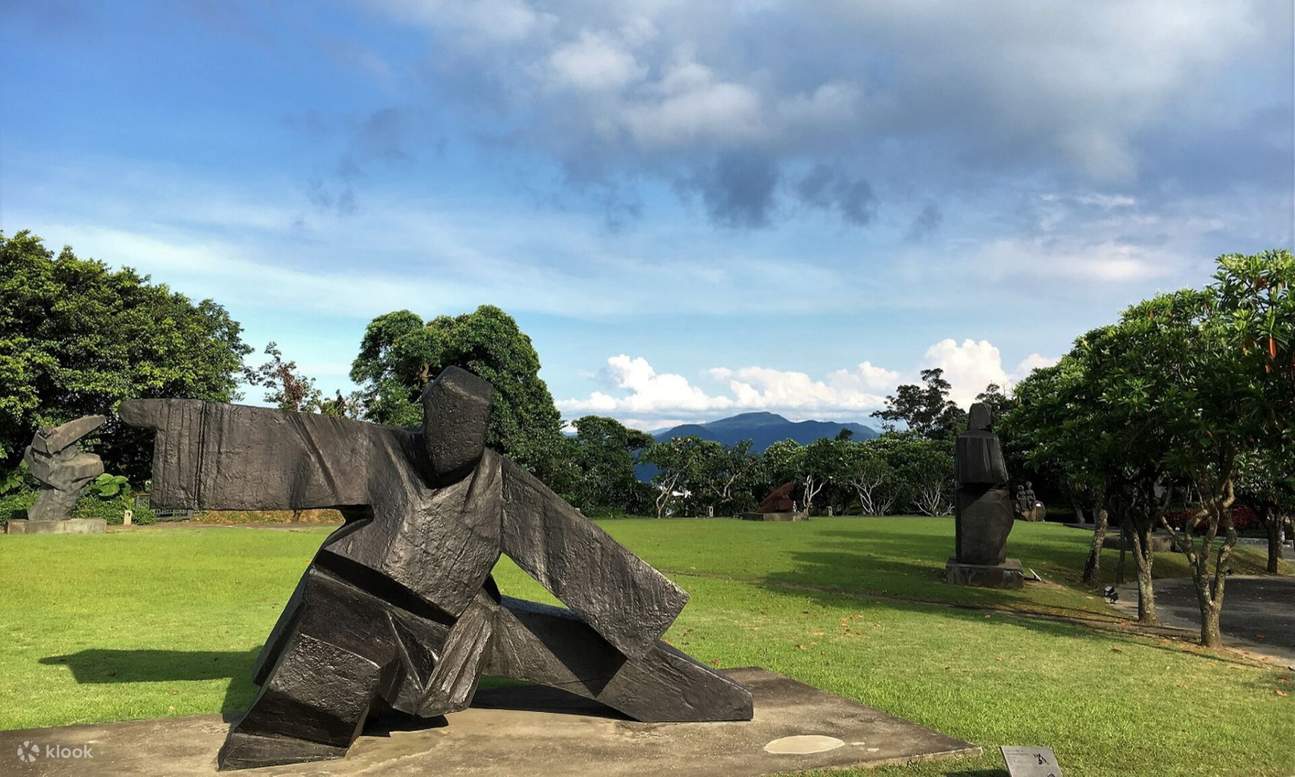 Sculture in pietra di figure in posizioni di arti marziali