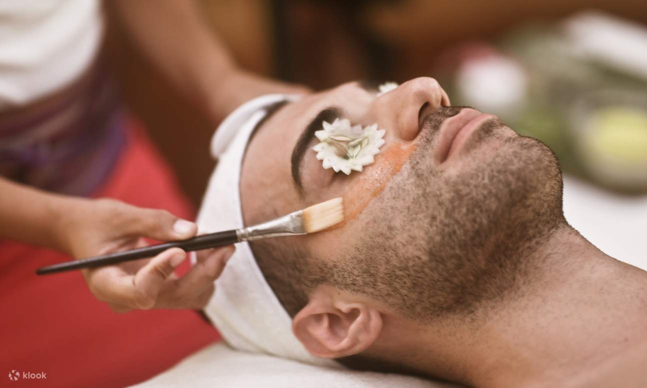 uomo che riceve un trattamento viso